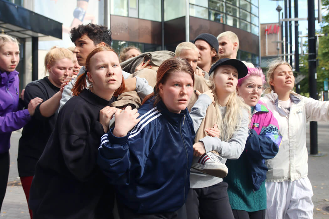 Opiskelijat liikkeellisen performanssin läpimenossa Lahden keskustassa