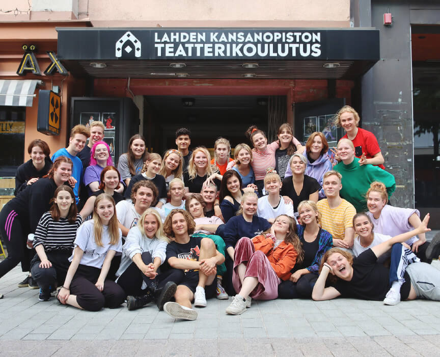 Teatteriopiskelijat opiston teatterin edessä syksyllä 2021
