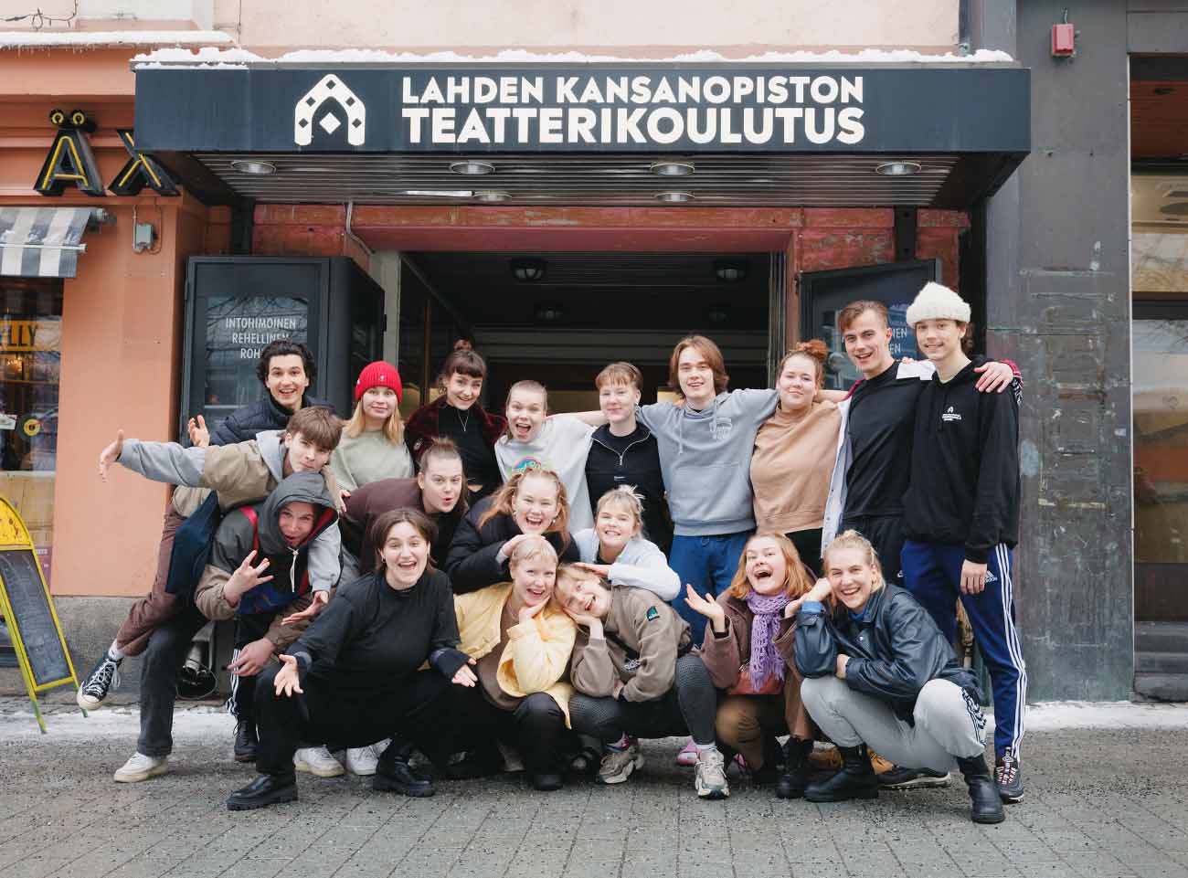 Opiskelijoita Lahden kansanopiston teatterin edustalla