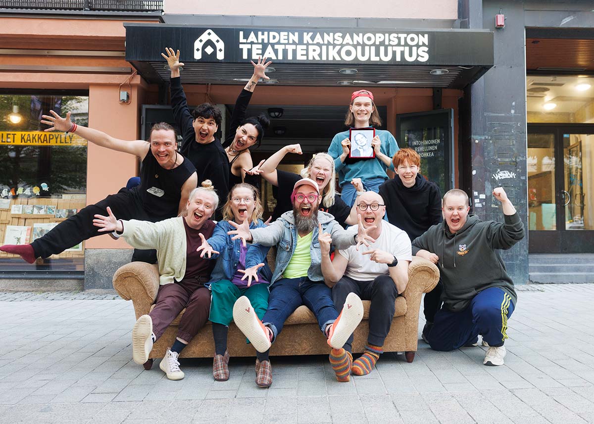 Valintaraati ja marsut teatterin edessä